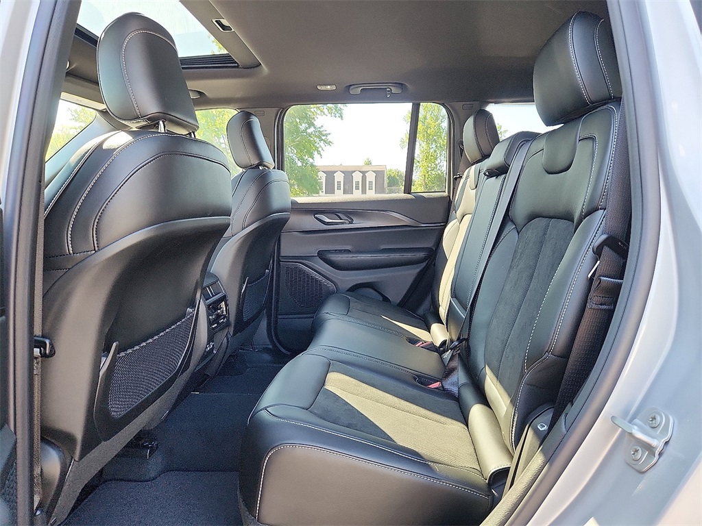 2025 Jeep Grand Cherokee Altitude photo 2