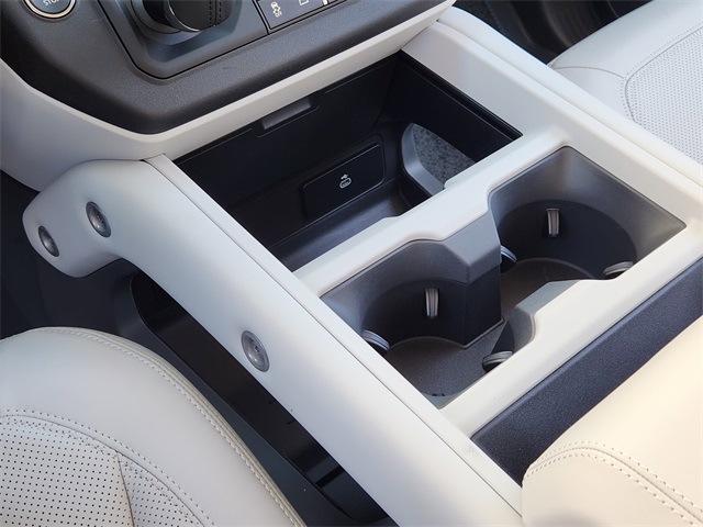 2025 Land Rover Defender 130 X-Dynamic SE photo 13