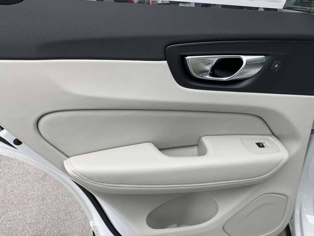 2025 Volvo XC60 T8 Plus photo 21