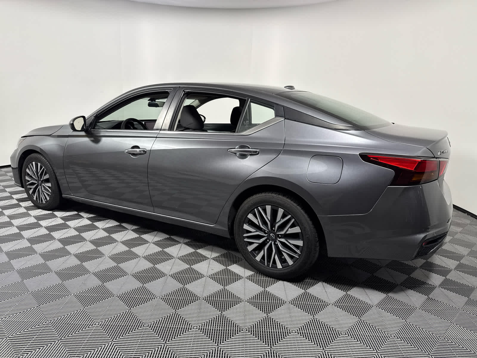 2023 Nissan Altima 2.5 SV photo 5