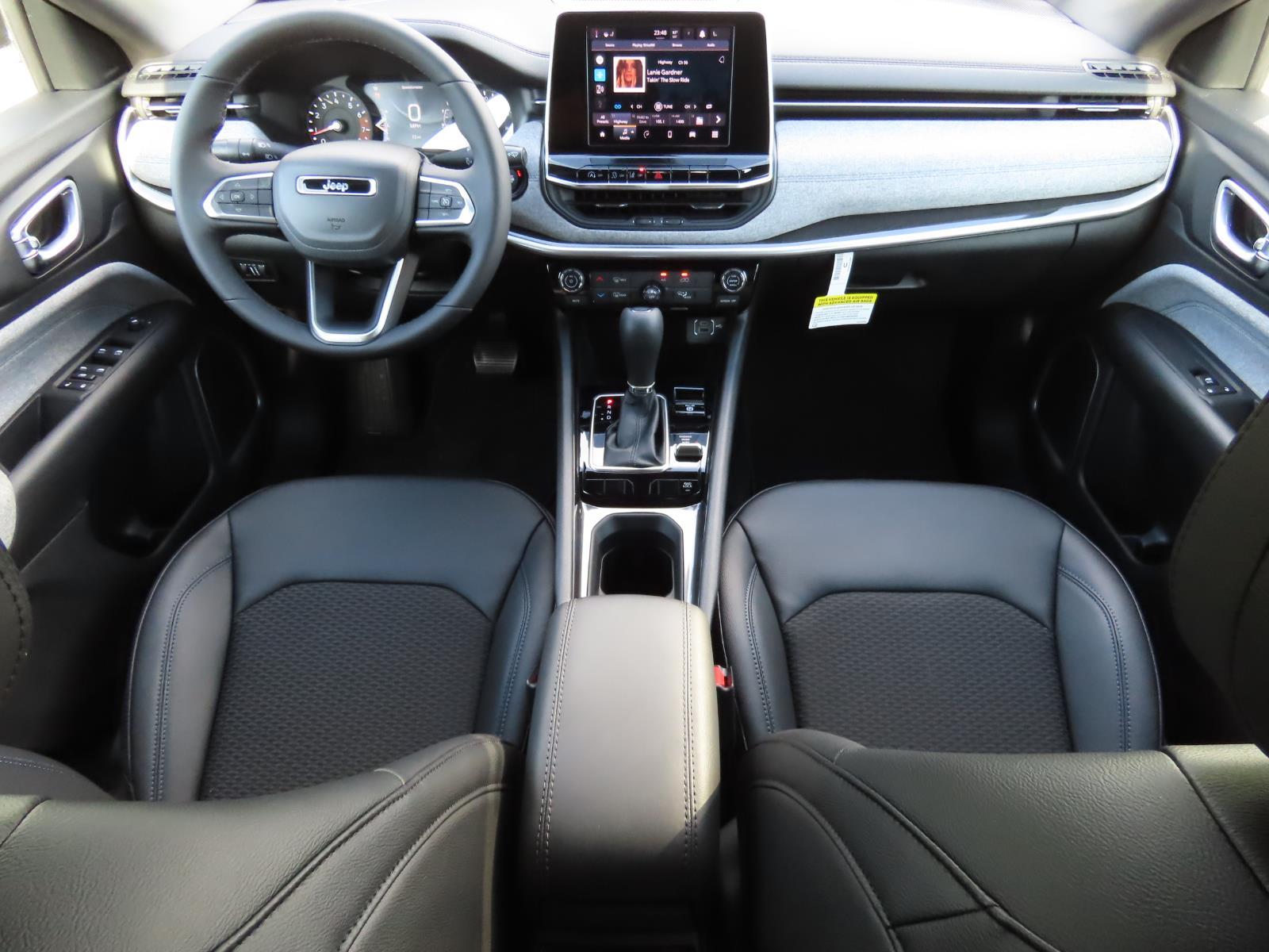 2025 Jeep Compass Latitude photo 2
