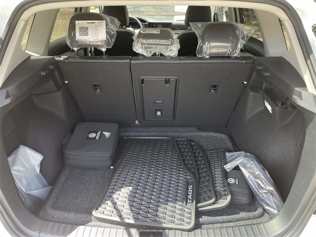 2025 Volkswagen Taos SE photo 13