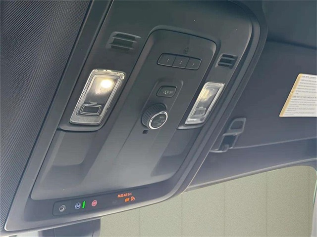 2022 Chevrolet Suburban LT photo 17
