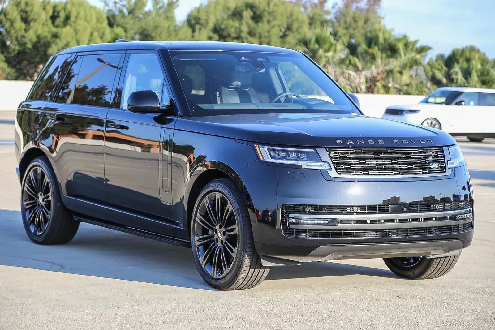 2025 Land Rover Range Rover SE photo 3