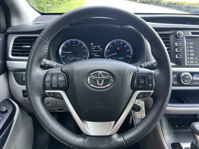 2018 Toyota Highlander LE photo 5