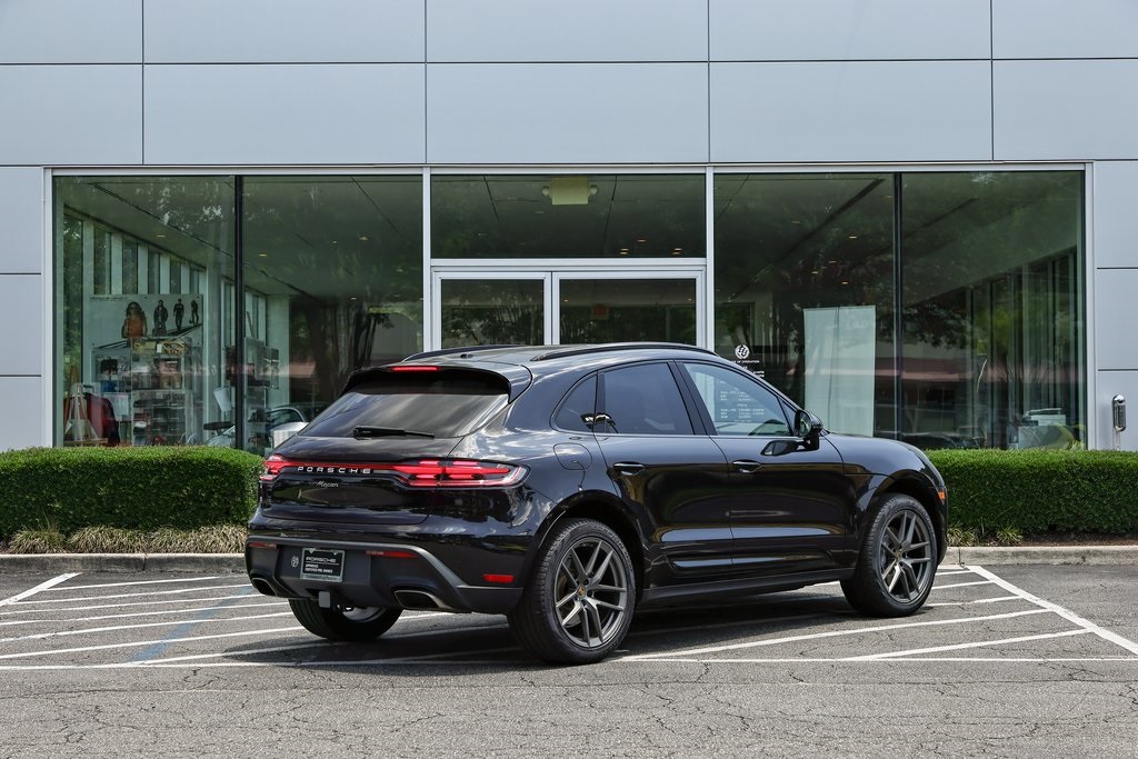 2025 Porsche Macan T photo 4