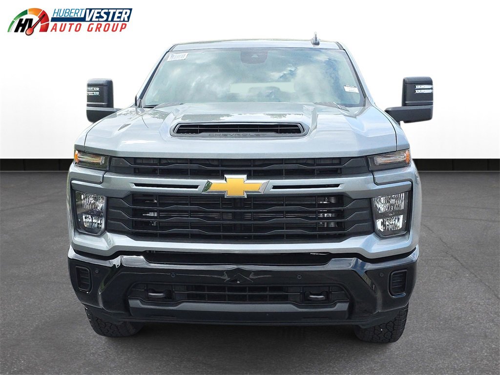 2025 Chevrolet Silverado 2500HD Custom photo 3