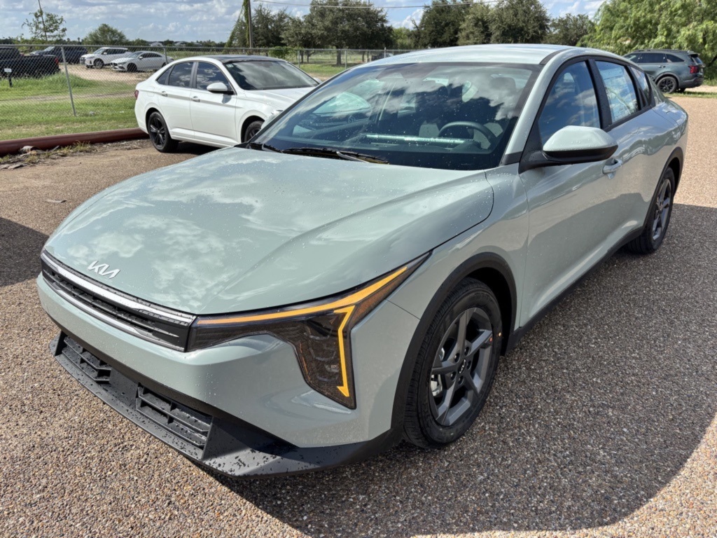 2025 Kia K4 LXS photo 2