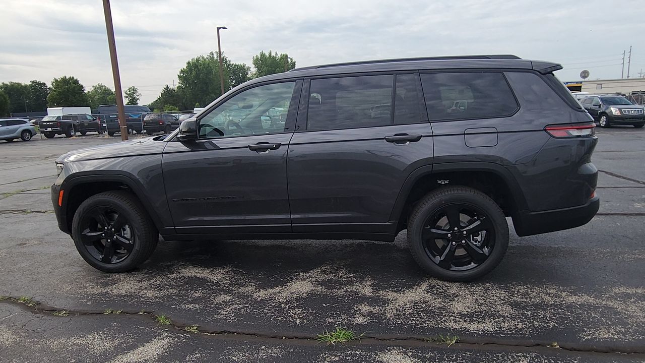 2025 Jeep Grand Cherokee Limited photo 3