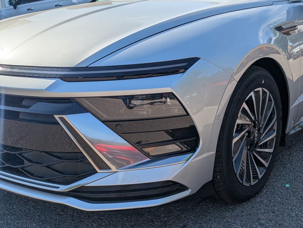 2025 Hyundai Sonata Hybrid Limited photo 2