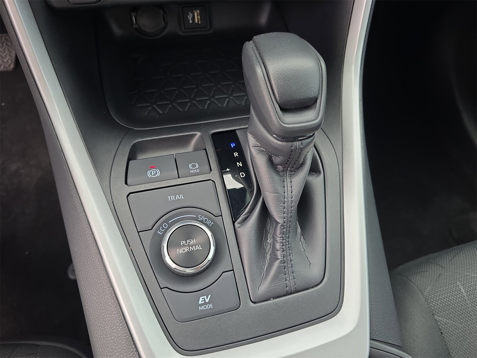 2024 Toyota RAV4 Hybrid XLE photo 19