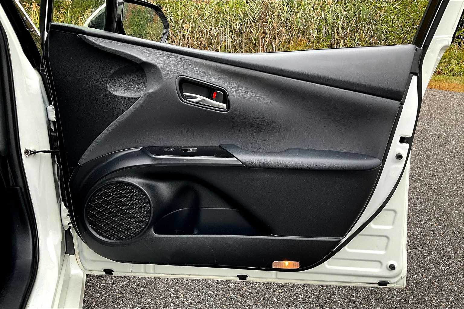 2016 Toyota Prius Three Touring photo 22