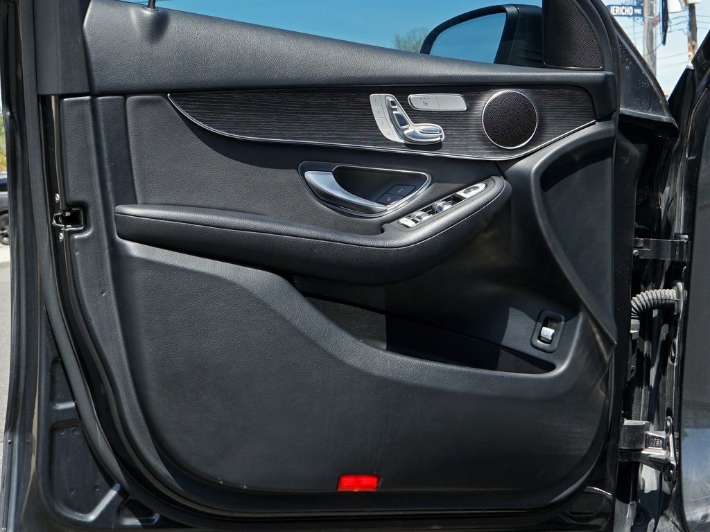 2022 Mercedes Benz GLC 300 photo 4