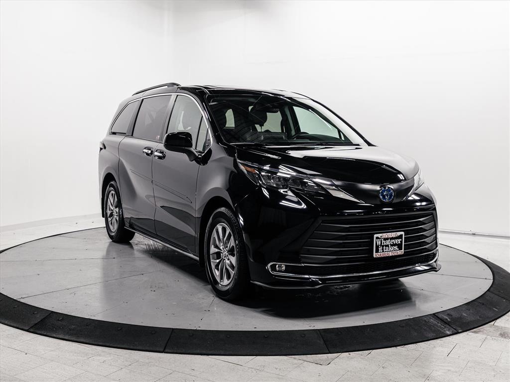 2024 Toyota Sienna XLE's photo