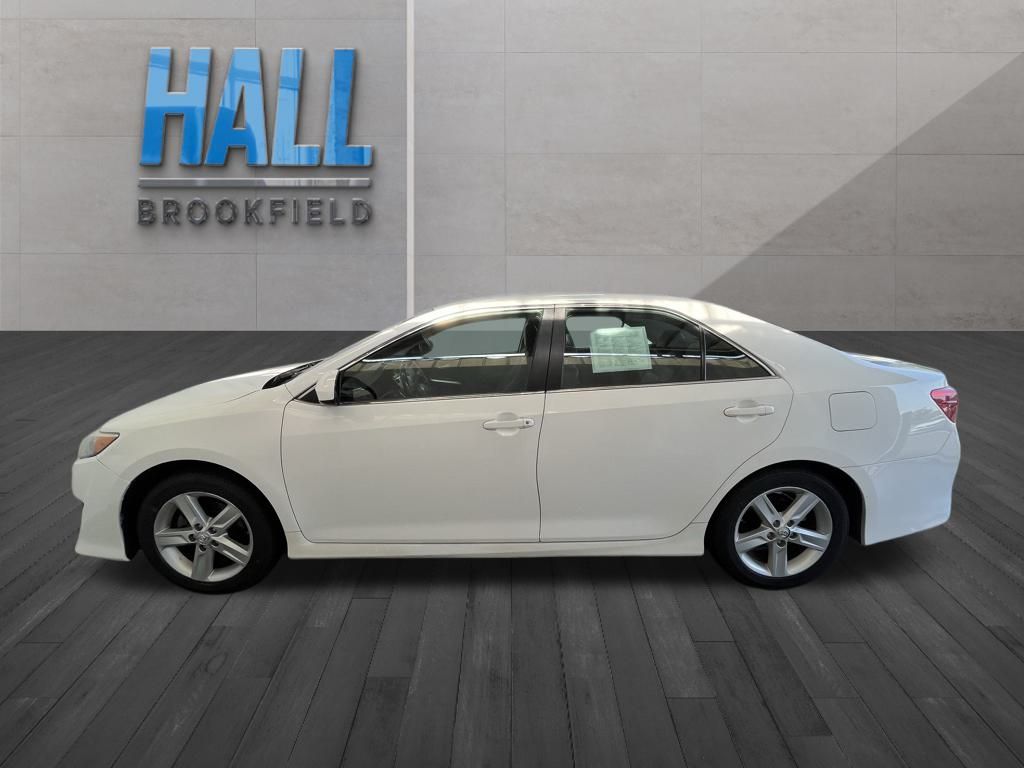 2014 Toyota Camry SE photo 2