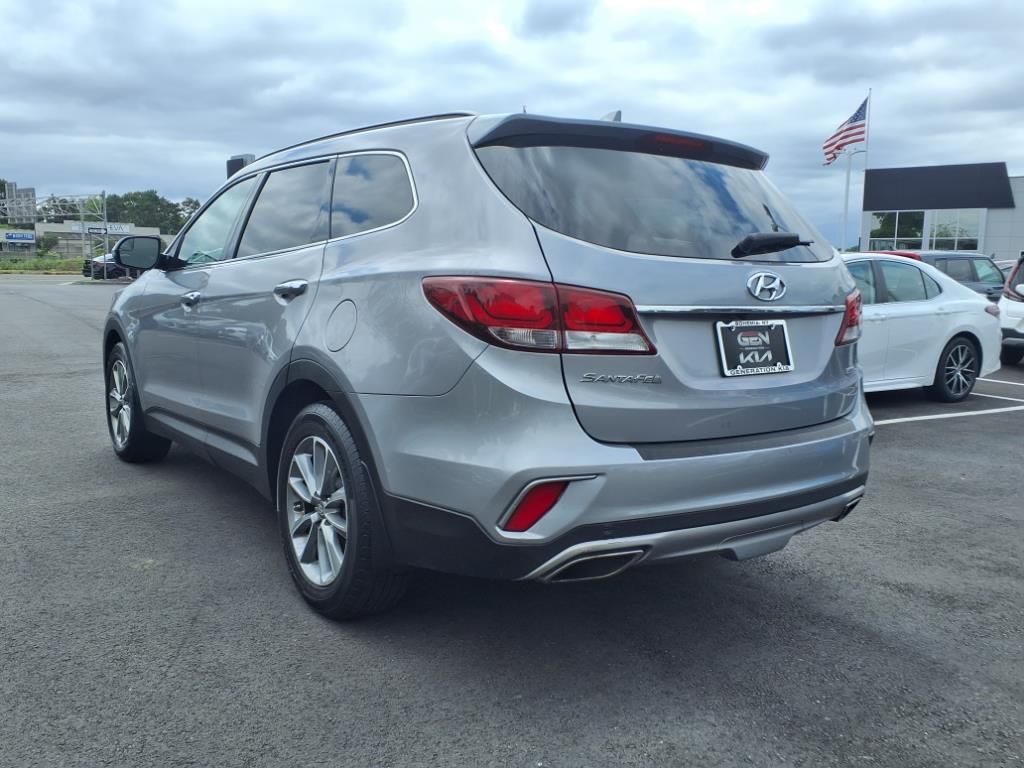2018 Hyundai Santa Fe SE photo 2