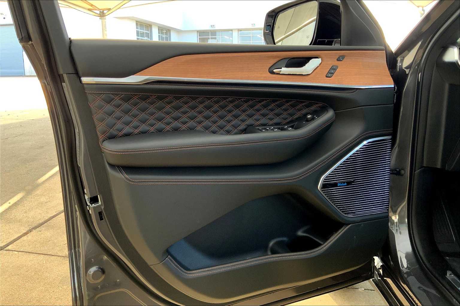 2025 Jeep Grand Cherokee Summit Reserve photo 7