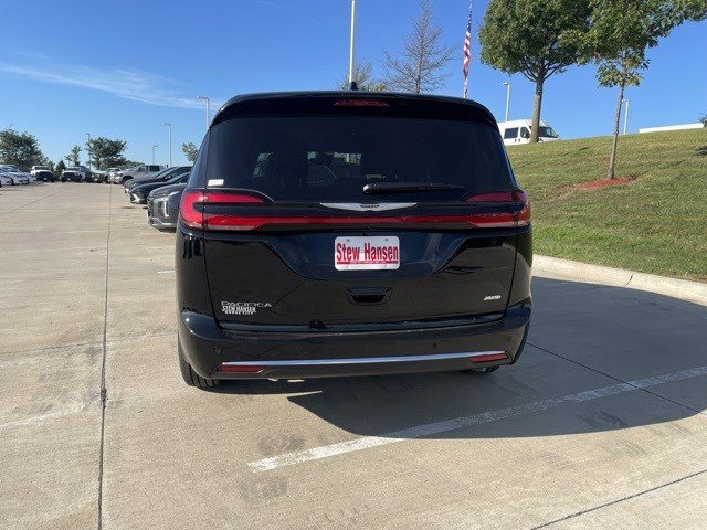 2026 Chrysler Pacifica photo 4