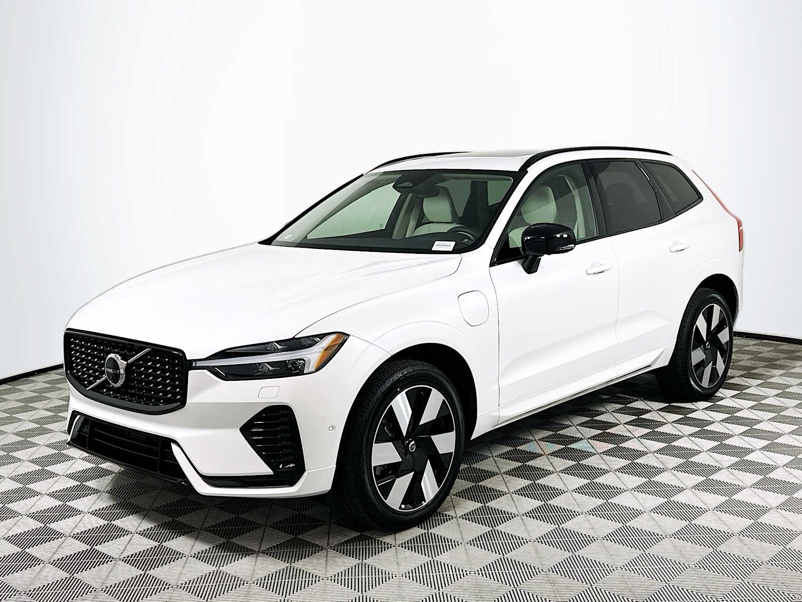 2025 Volvo XC60 T8 Plus photo 3