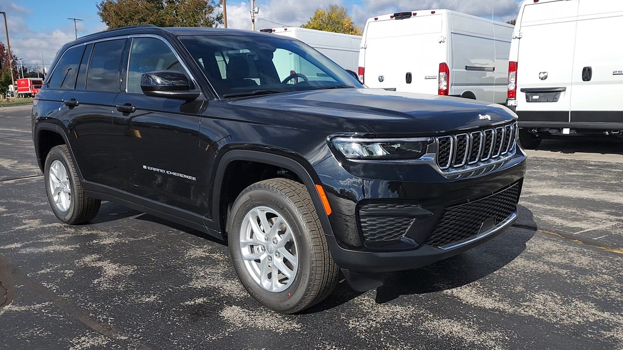 2025 Jeep Grand Cherokee Laredo X photo 2