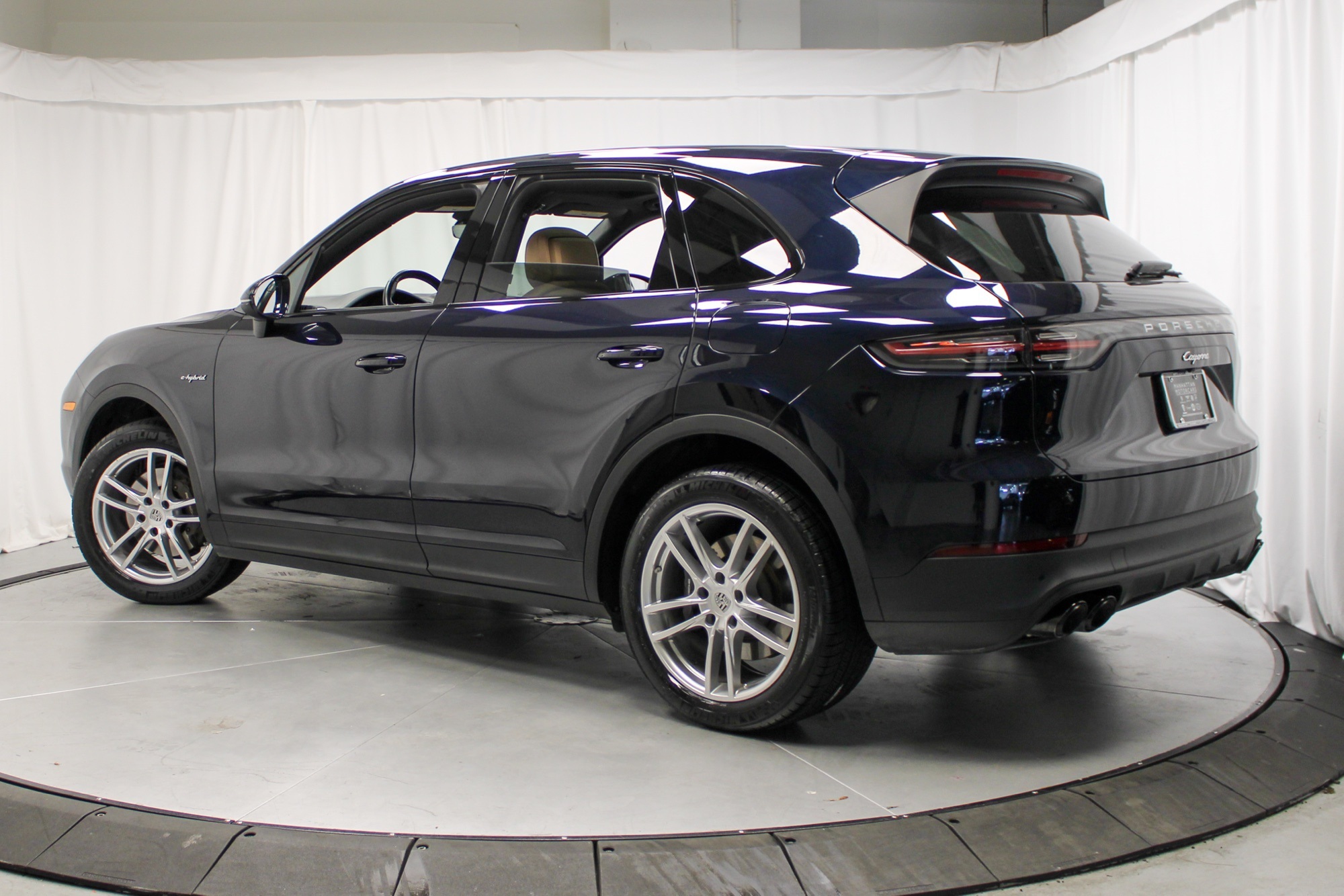 2022 Porsche Cayenne E-Hybrid photo 3