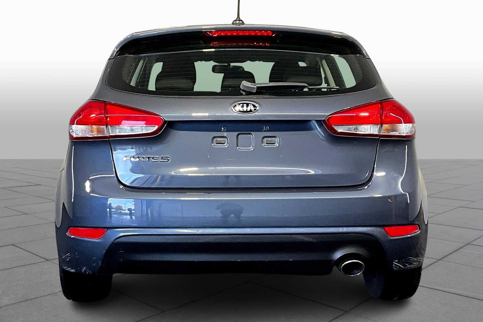 2016 Kia Forte 5-Door LX photo 4