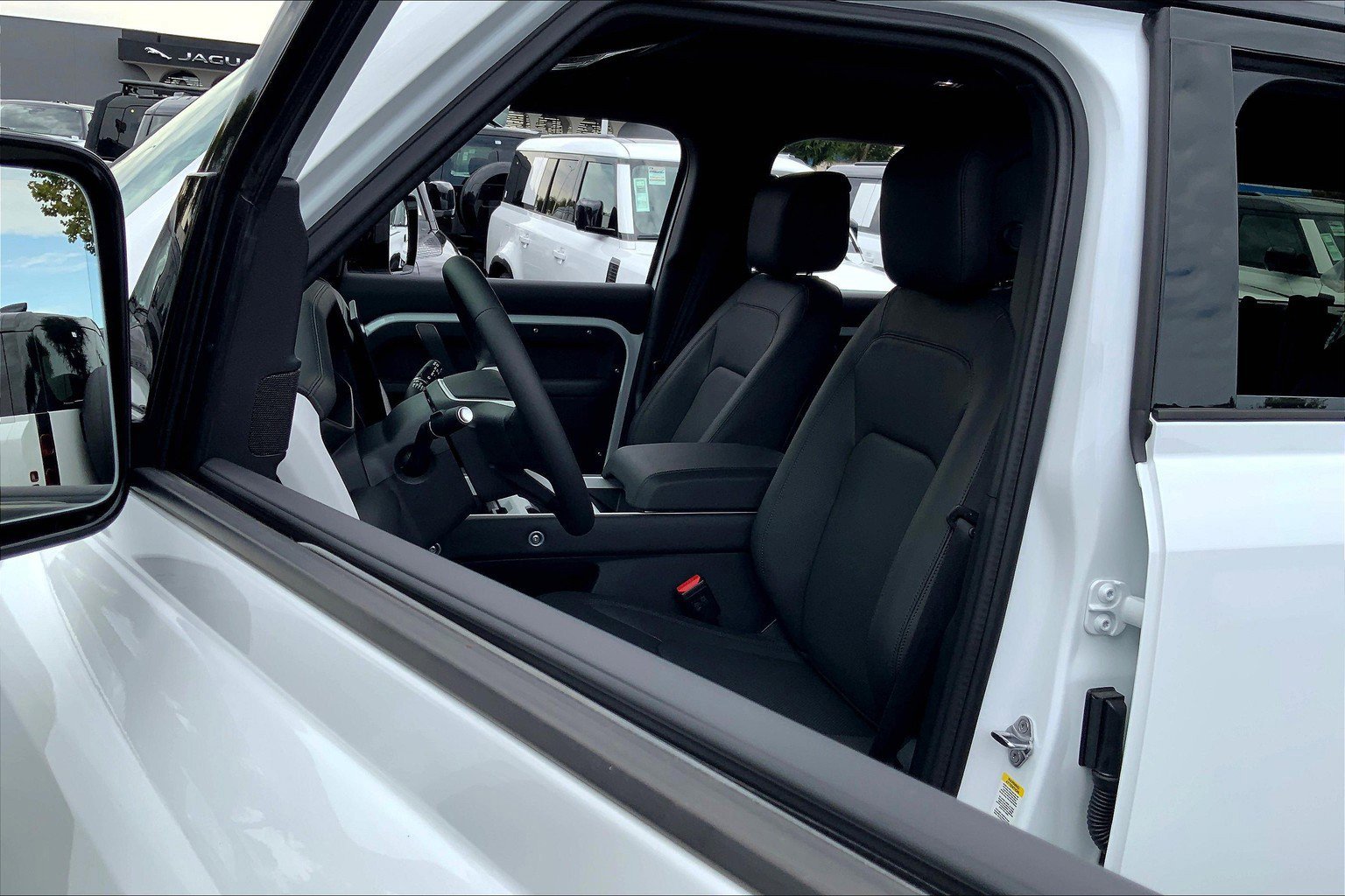 2025 Land Rover Defender 130 X-Dynamic SE photo 9