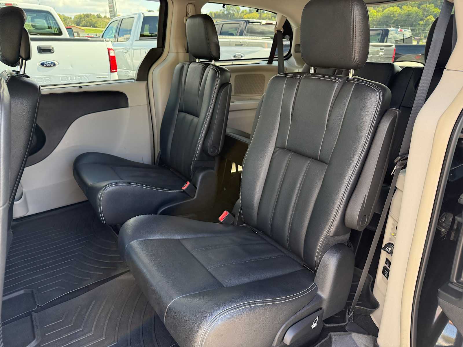 2016 Chrysler Town & Country Touring photo 33