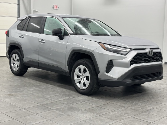 2025 Toyota RAV4 LE's photo