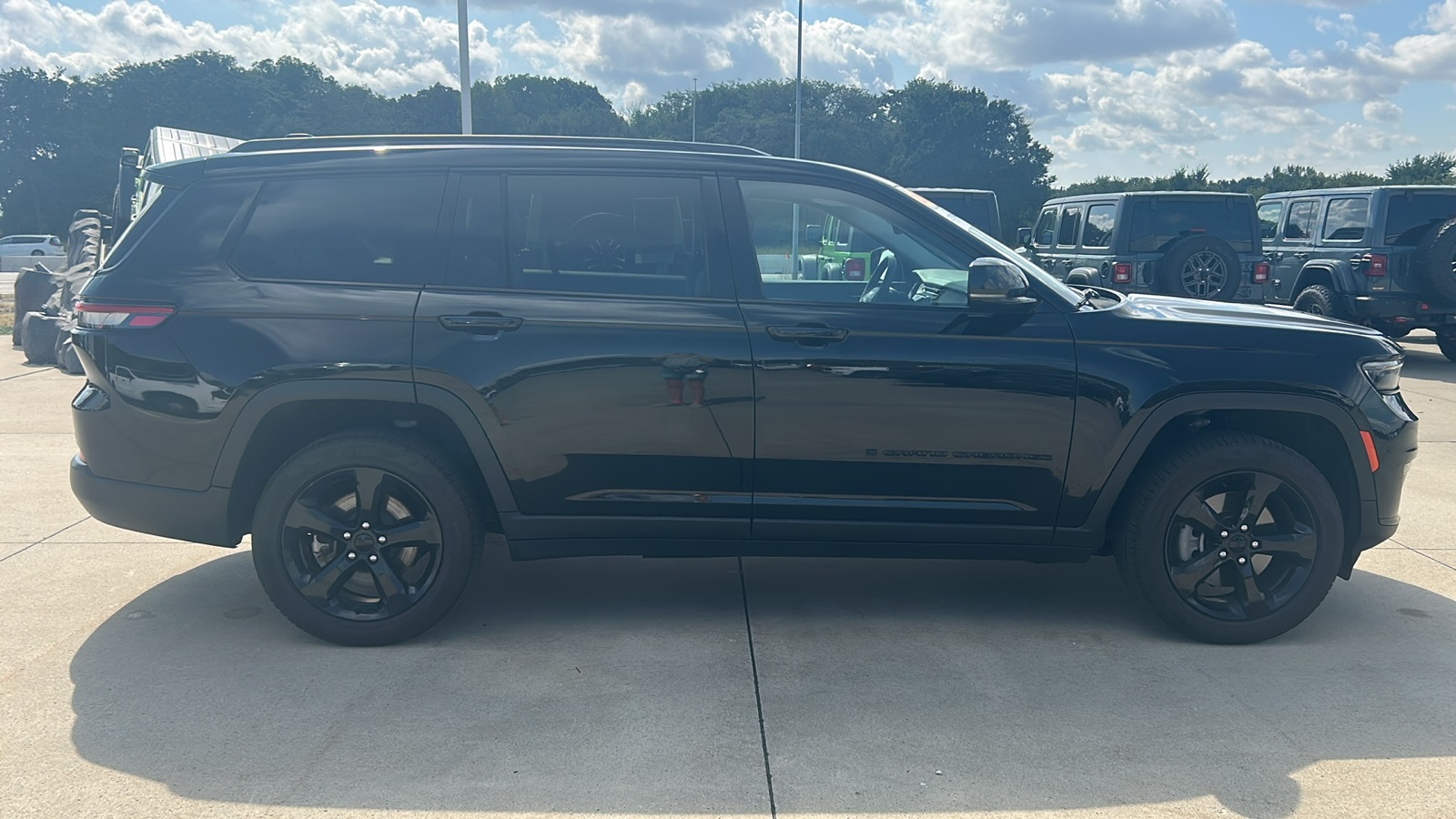 2023 Jeep Grand Cherokee Limited photo 2
