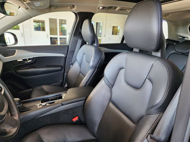 2022 Volvo XC90 T5 Momentum photo 11