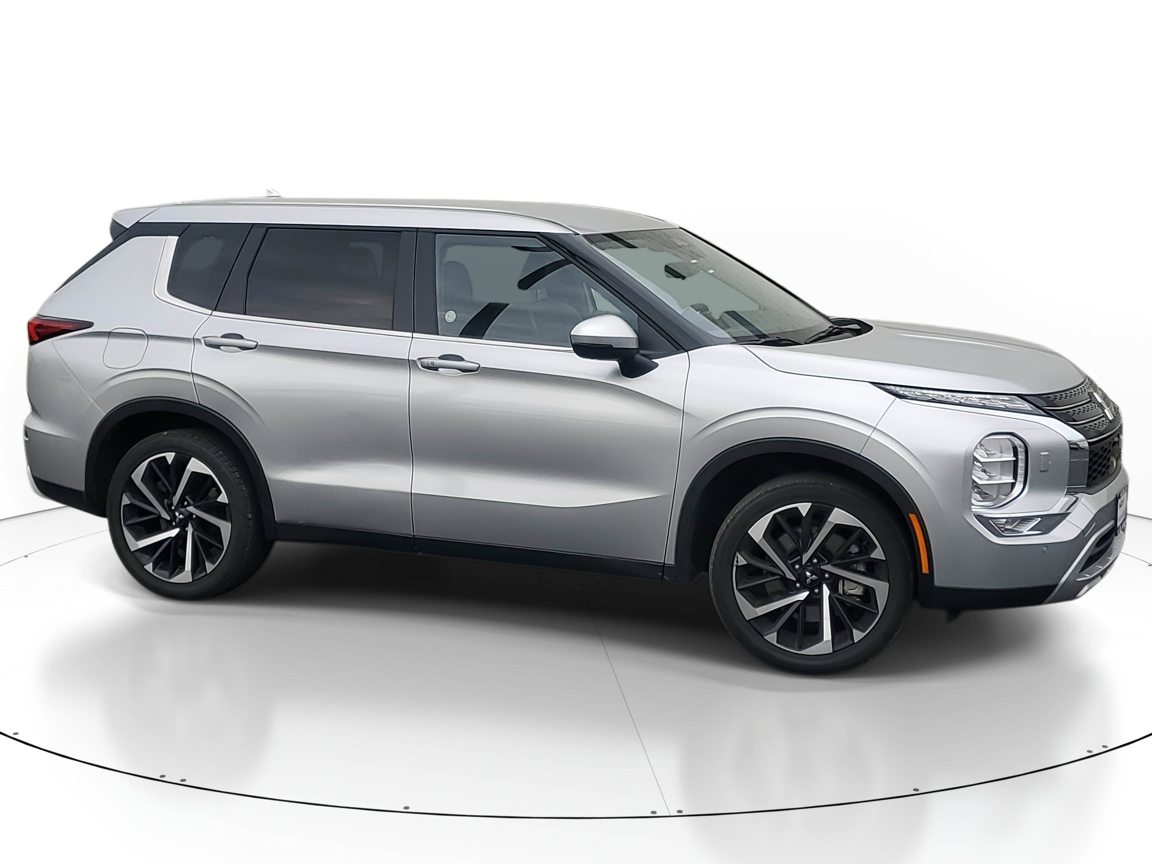 2024 Mitsubishi Outlander SE's photo