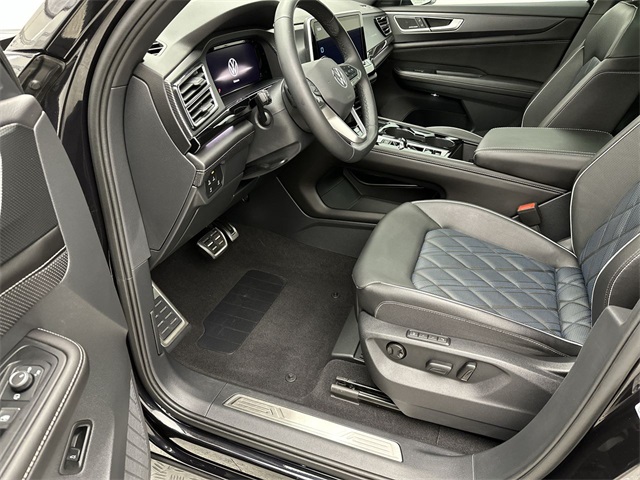 2025 Volkswagen Atlas Cross Sport SEL Premium R-Line photo 3