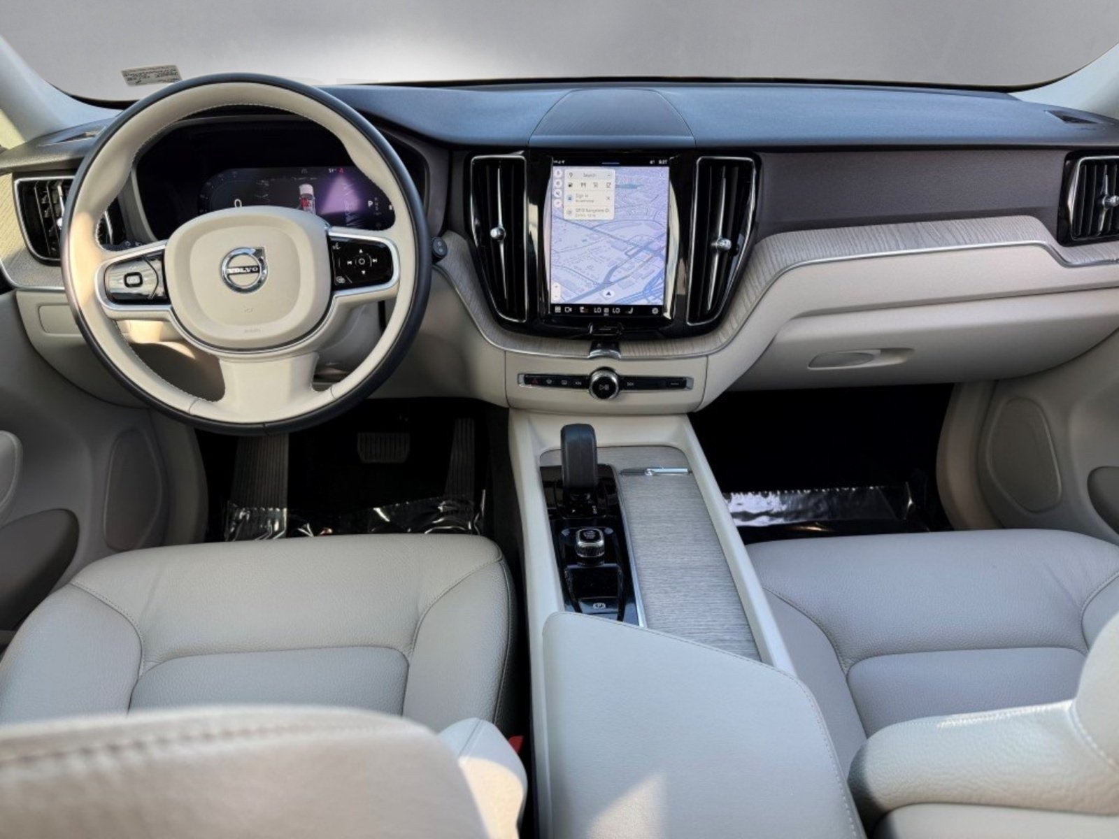 2023 Volvo XC60 B5 Plus photo 3