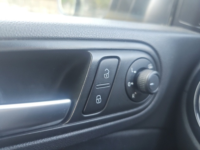 2015 Volkswagen Beetle 1.8T Classic photo 12