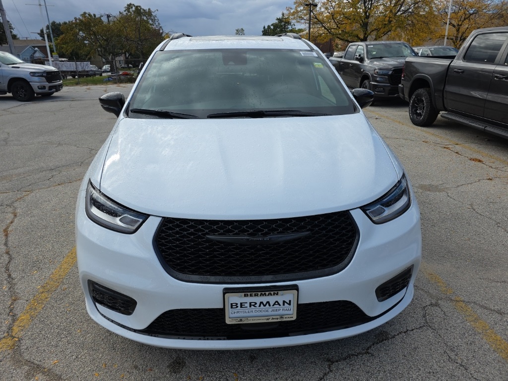 2026 Chrysler Pacifica photo 2