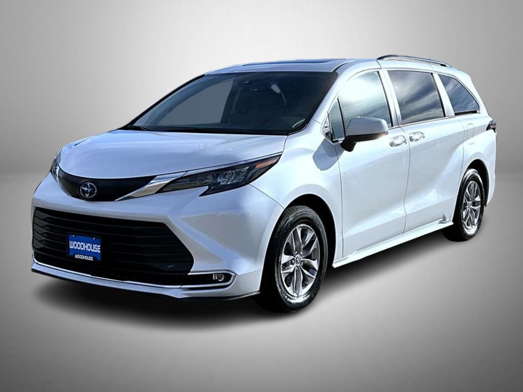 2024 Toyota Sienna XLE's photo