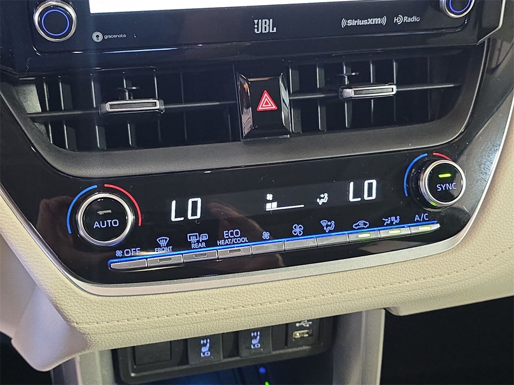 2022 Toyota Corolla Cross XLE photo 24