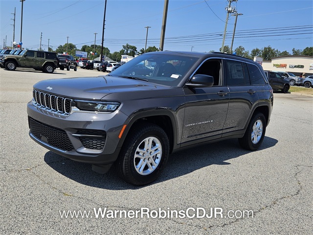 2025 Jeep Grand Cherokee Laredo photo 3