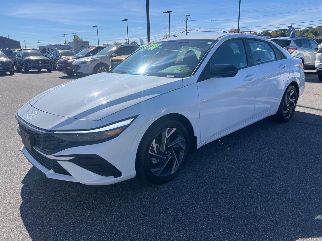 2025 Hyundai Elantra SEL Sport photo 2