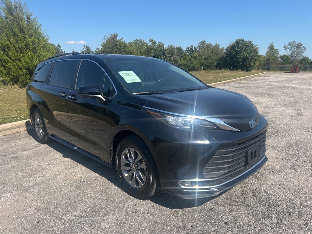 2024 Toyota Sienna XLE photo 3
