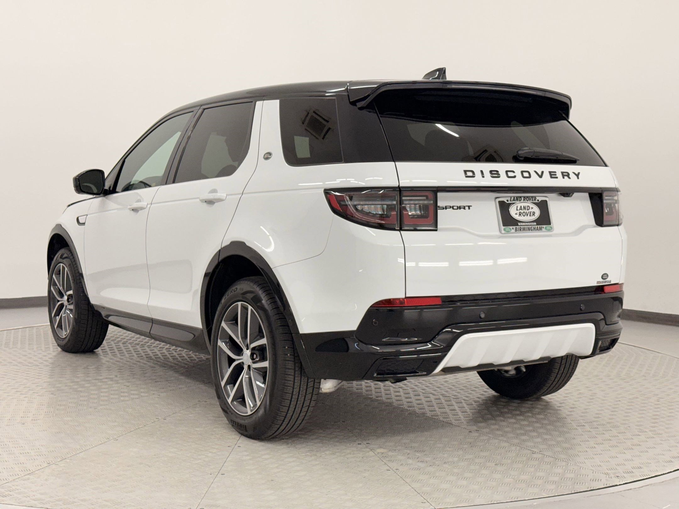 2025 Land Rover Discovery Sport Dynamic SE photo 3