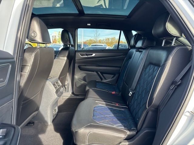 2025 Volkswagen Atlas Cross Sport SEL Premium R-Line photo 7