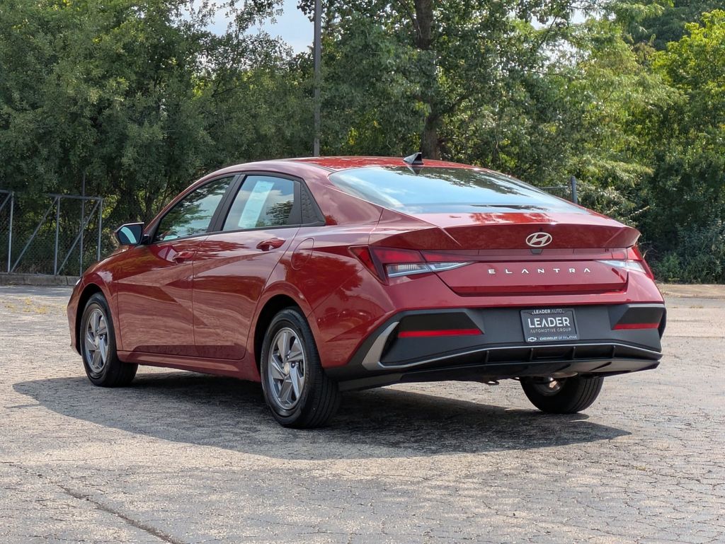 2024 Hyundai Elantra SE photo 4