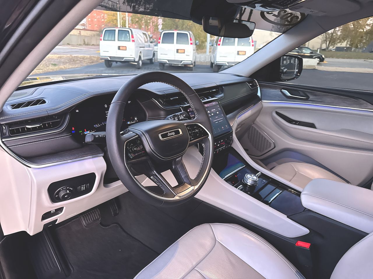 2023 Jeep Grand Cherokee Overland photo 2