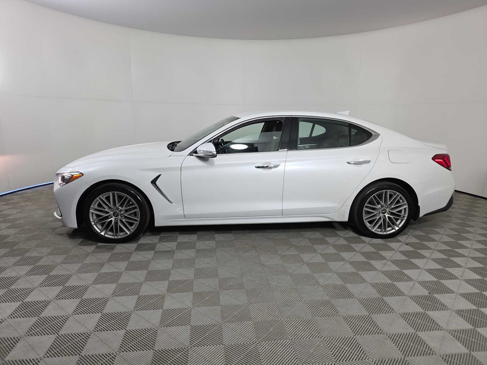 2020 Genesis G70 2.0T photo 4