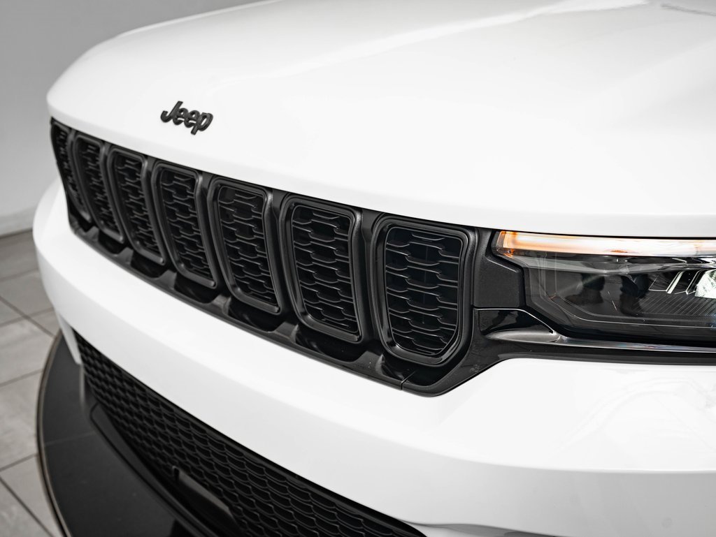 2023 Jeep Grand Cherokee Altitude photo 2