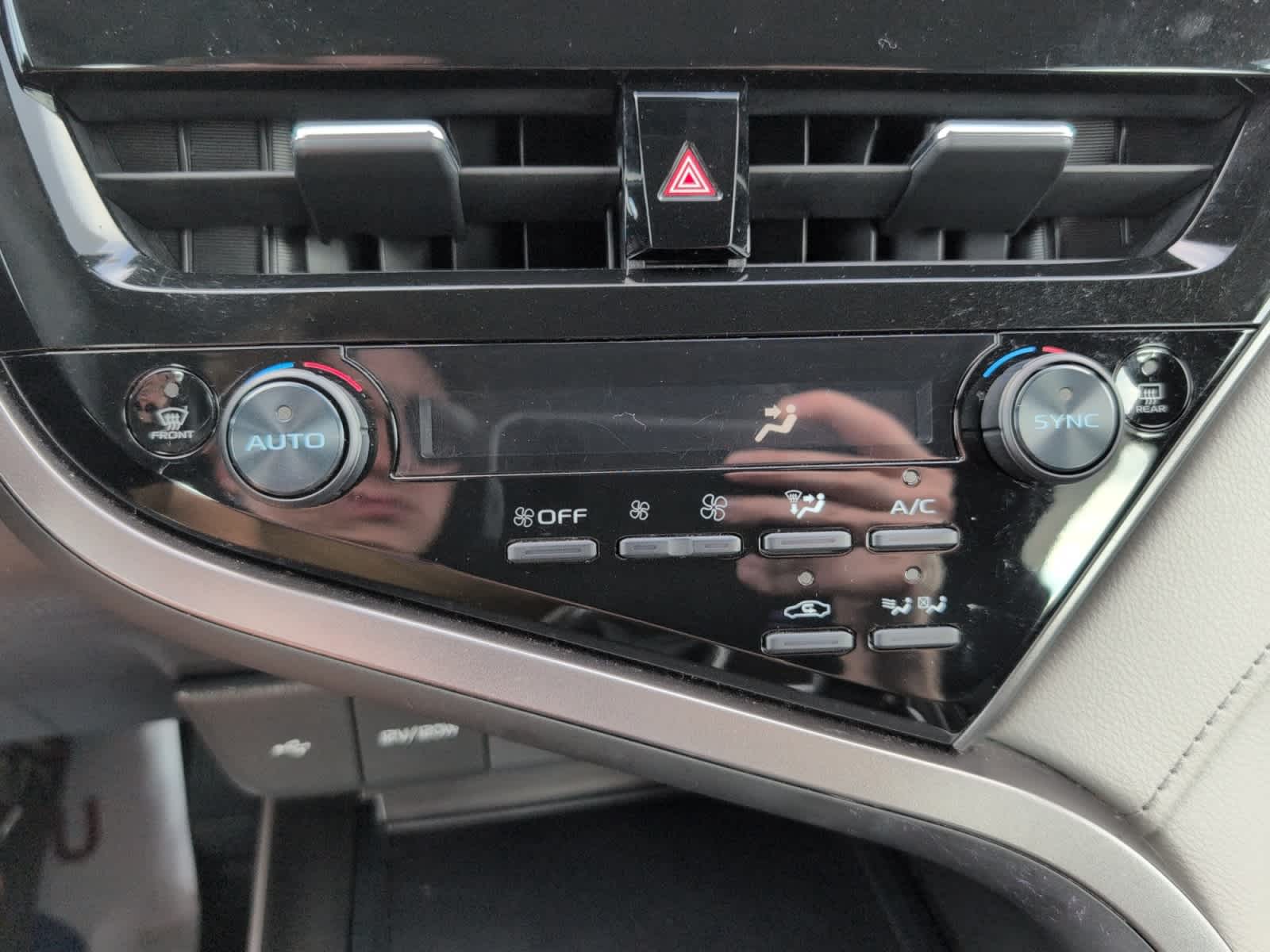 2022 Toyota Camry Hybrid LE SE photo 22