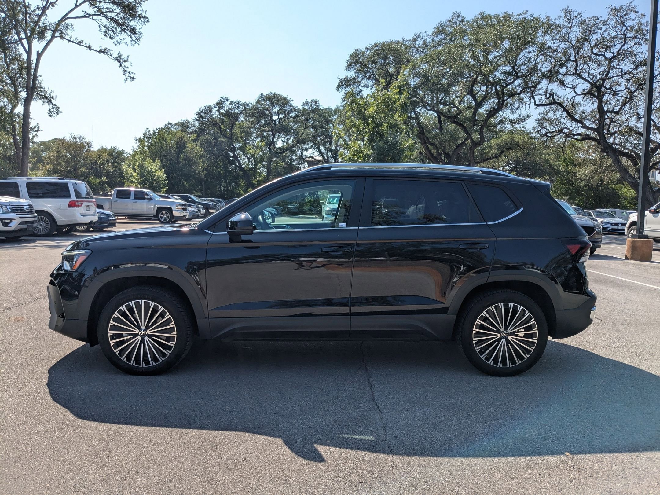 2025 Volkswagen Taos SE photo 3