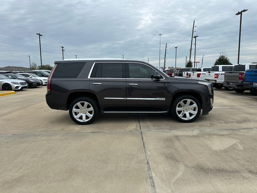 2017 Cadillac Escalade Luxury photo 4